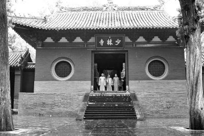 少林寺闭关”5个月后，少林寺昨日正式开门迎客，日接待游客不超过22000人