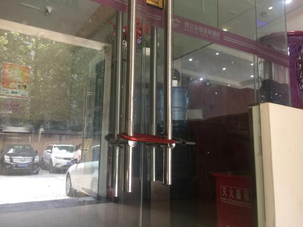 绿化带绿化带里屡现“神秘盒饭”，是赠?是扔?是炒作?还是......