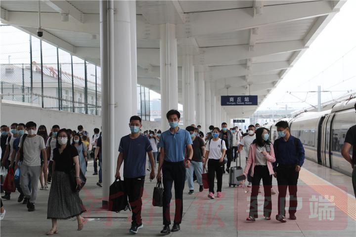 商丘高铁河南省首趟途径商合杭高铁发往杭州的列车启航