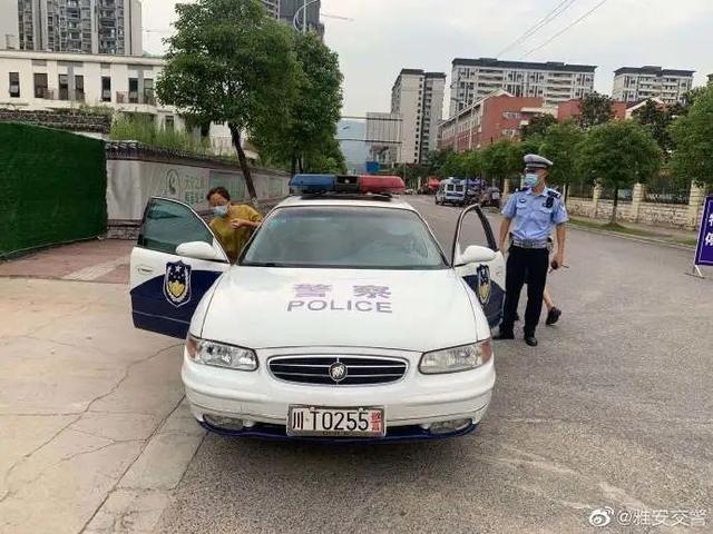 高考老师忘带监考证上热搜 网友：忘准考证的考生长大了