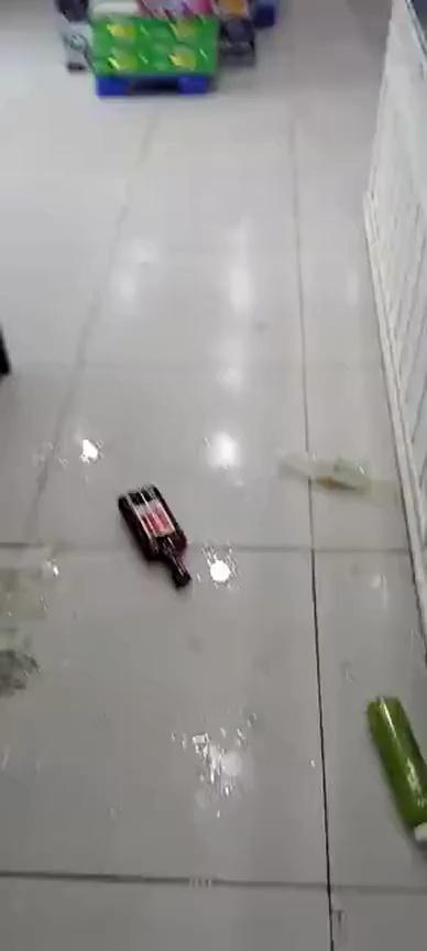 地震|现场画面！唐山发生5.1级地震：家中瓷砖被震掉 货架商品落一地