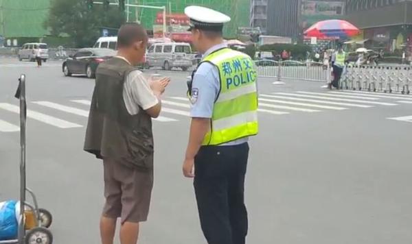 郑州交通|郑州一名听障人士激动地握着交警的手，源于去年一件小事