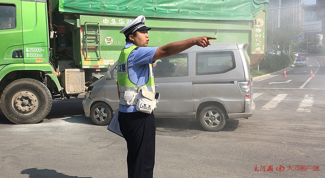 渣土车|直行面包车“撞”上右拐渣土车，多方联动惊险救援