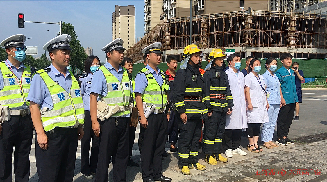 渣土车|直行面包车“撞”上右拐渣土车，多方联动惊险救援