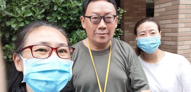 |酒瘾太大！媳妇陪他来郑看病戒酒他竟喝多跑了醉卧街头 幸遇好心人