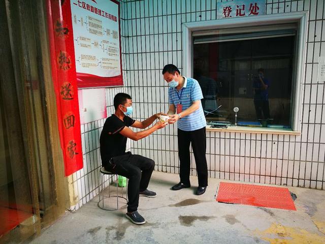 |酒瘾太大！媳妇陪他来郑看病戒酒他竟喝多跑了醉卧街头 幸遇好心人