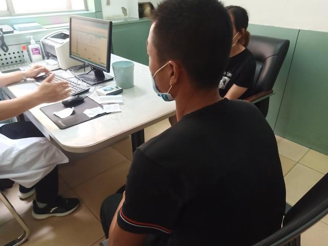 |酒瘾太大！媳妇陪他来郑看病戒酒他竟喝多跑了醉卧街头 幸遇好心人