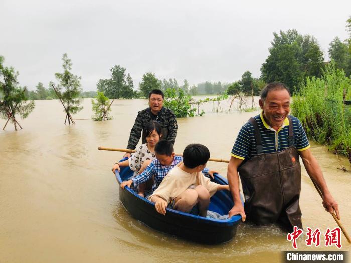 信阳|豫南信阳水漫乡村 多方力量组织群众全力“突围”