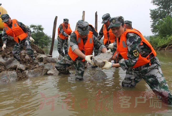 潢川|抗洪一线：潢川民兵冒雨封堵一排涝渠绝口使黄湖农场免遭洪水侵袭