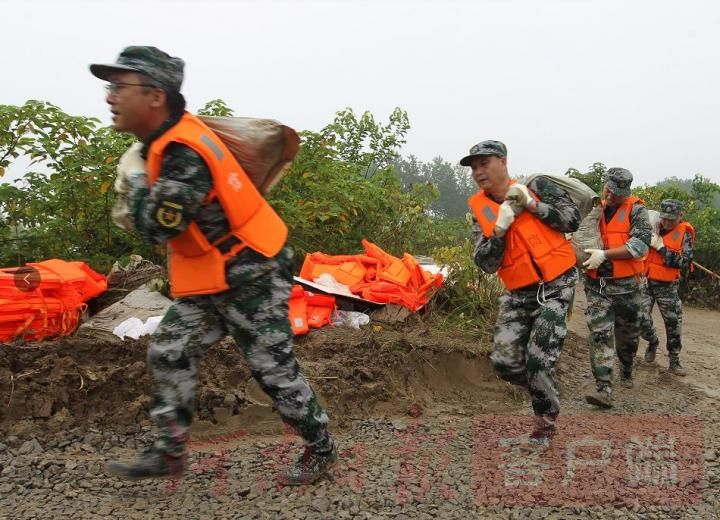 潢川|抗洪一线：潢川民兵冒雨封堵一排涝渠绝口使黄湖农场免遭洪水侵袭