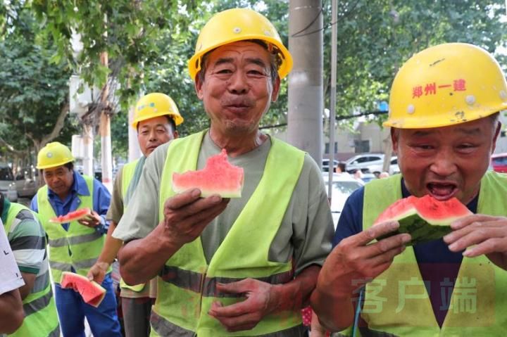 民生|郑州管城回族区致敬劳动者，25000斤西瓜送清凉、关爱到工地