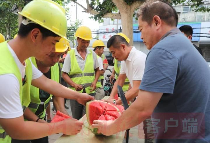 民生|郑州管城回族区致敬劳动者，25000斤西瓜送清凉、关爱到工地