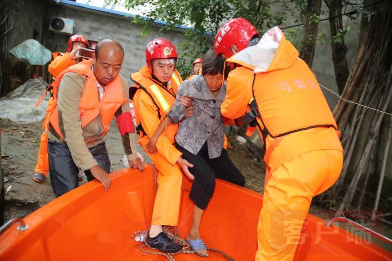 洪水|河南消防洪水上架起群众“快速就医通道”
