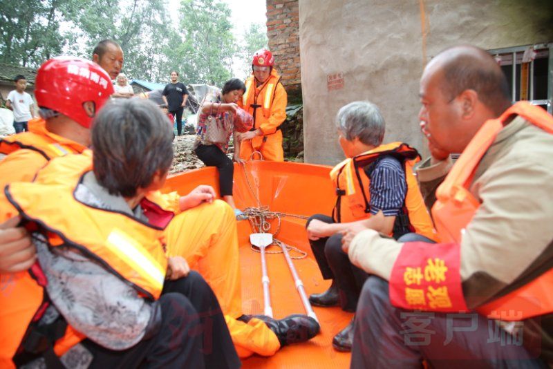 洪水|河南消防洪水上架起群众“快速就医通道”