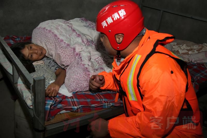 洪水|河南消防洪水上架起群众“快速就医通道”