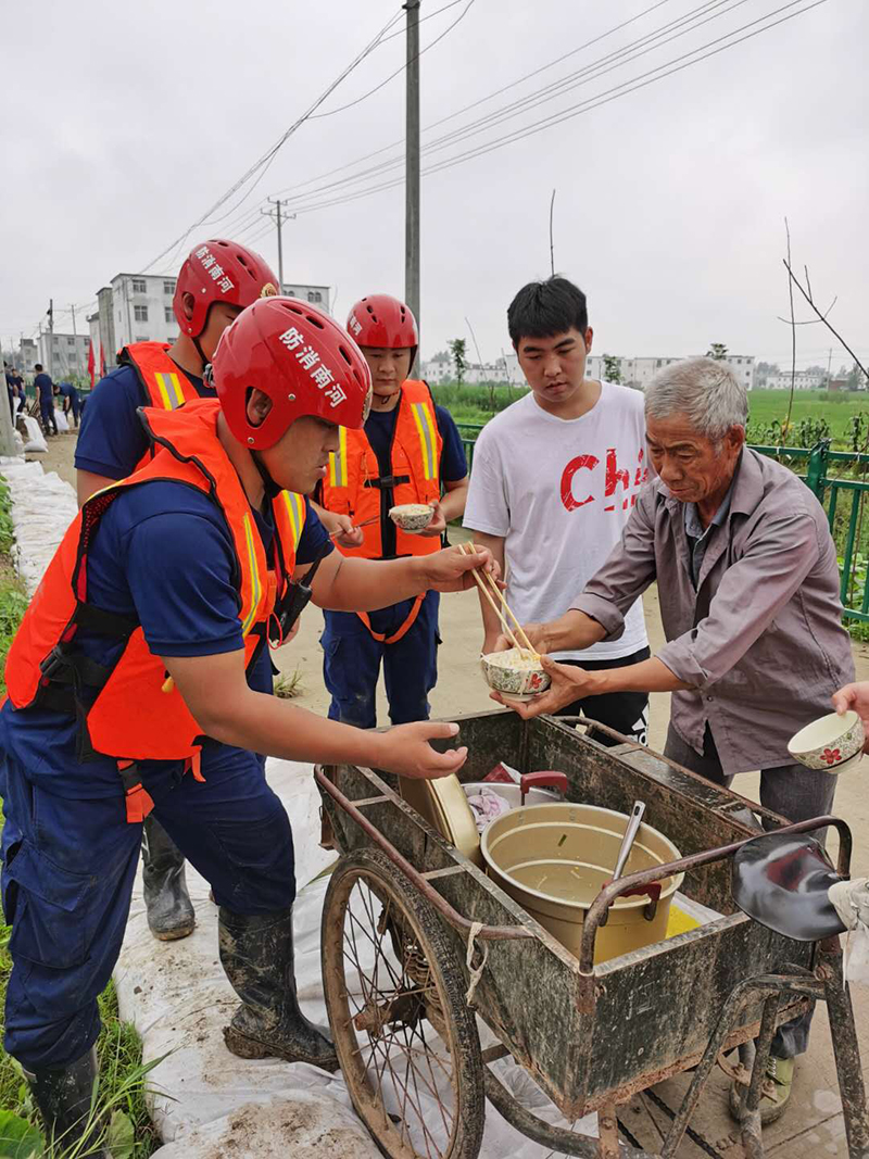 消防|暖心！你为我们巡堤 我为你们送饭