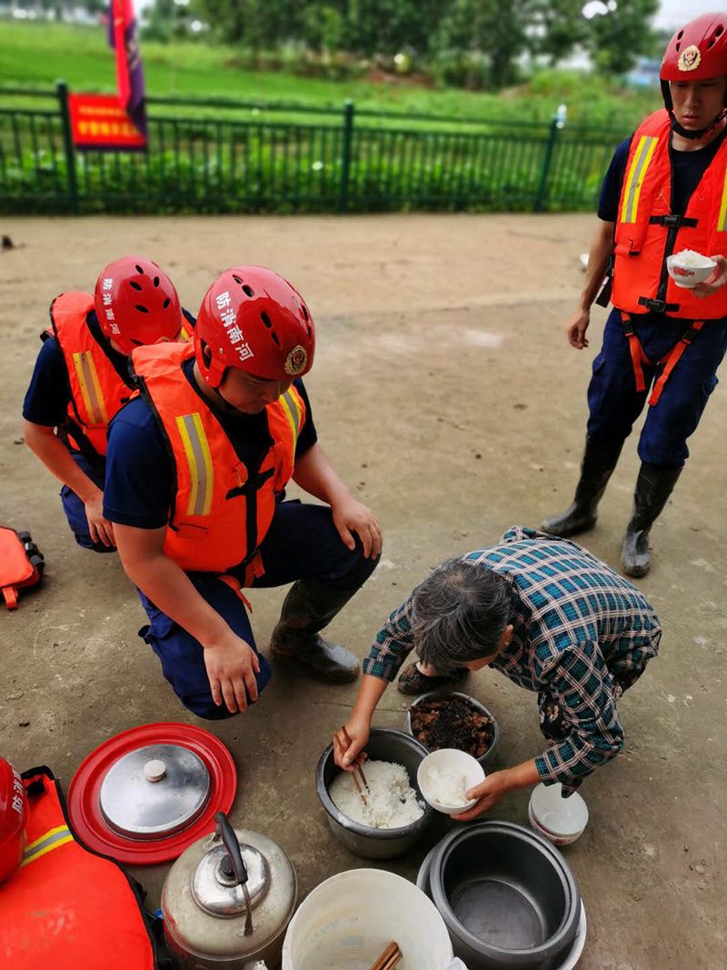消防|暖心！你为我们巡堤 我为你们送饭