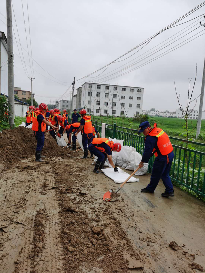 消防|暖心！你为我们巡堤 我为你们送饭