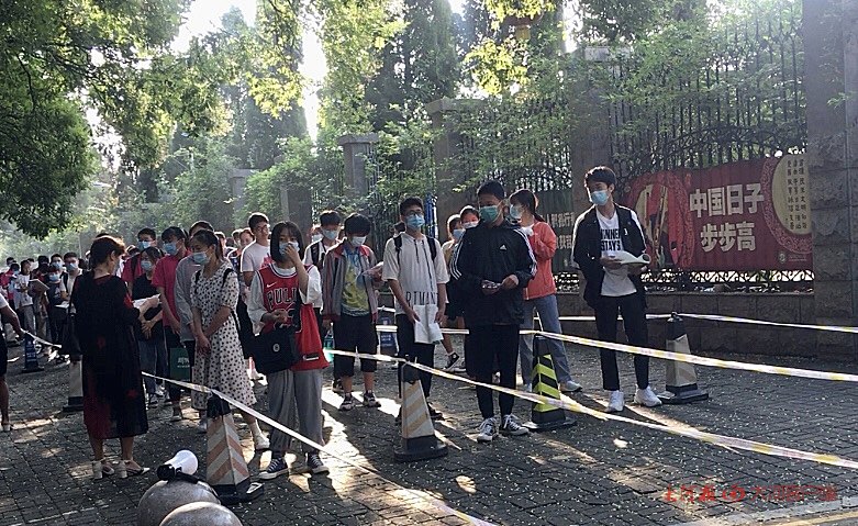 中考|洛阳中考进行时：涉考车辆轻微违法教育后放行，考点周围设临时停车位