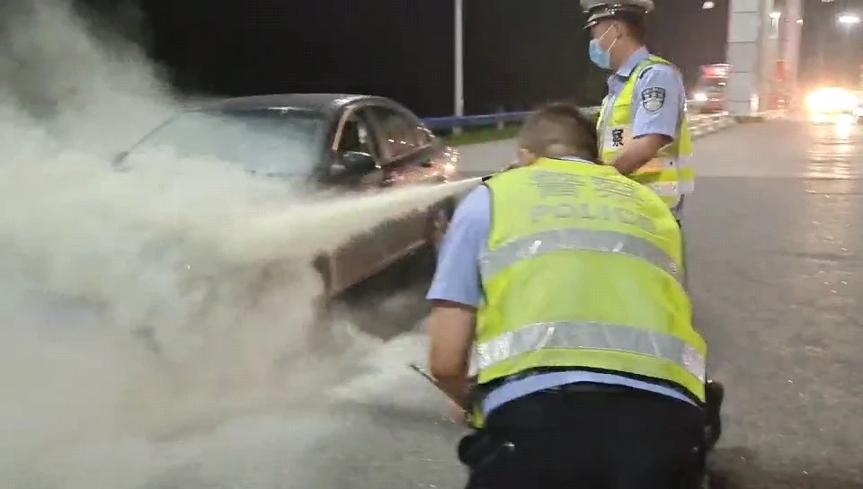 消防员|轿车高速站口突然自燃，高速交警化身＂消防员＂快速扑灭