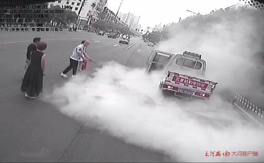 王勇|双排座突然起火，公交车长挺身而出