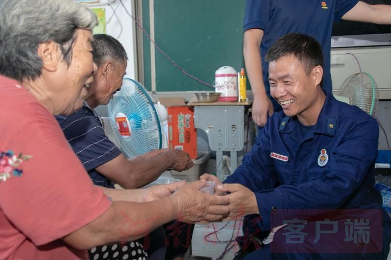 |安徽安置点里，河南救援队帮助群众恢复生产生活