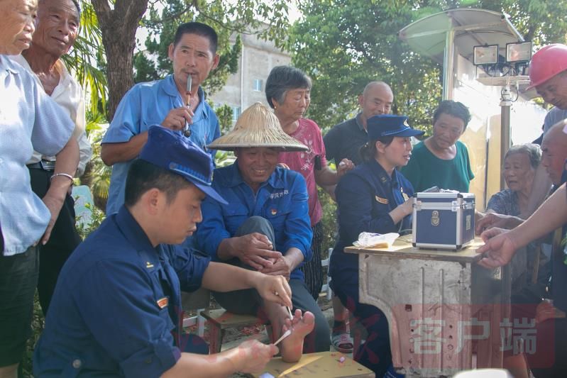 |安徽安置点里，河南救援队帮助群众恢复生产生活