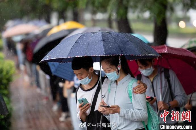 |凌晨5点，上千人冒雨排队等图书馆开门 网友：我好惭愧