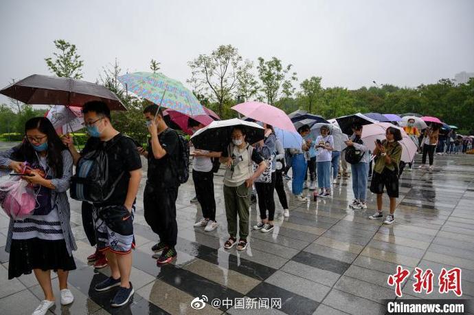 |凌晨5点，上千人冒雨排队等图书馆开门 网友：我好惭愧