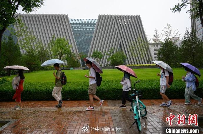 |凌晨5点，上千人冒雨排队等图书馆开门 网友：我好惭愧