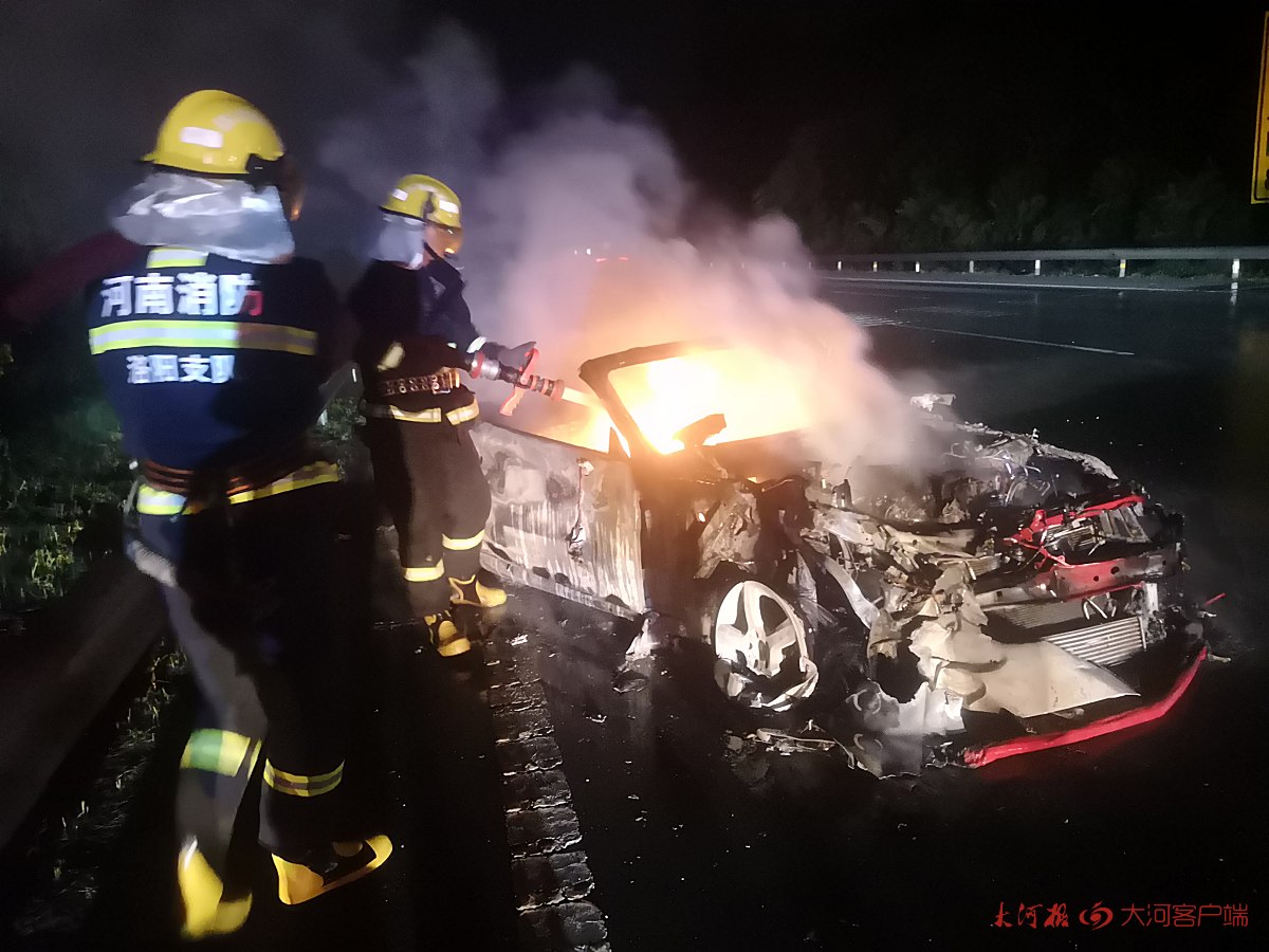 德国汽车|高速路上，奔驰敞篷跑车追尾小货车起火，烧成“骨架”