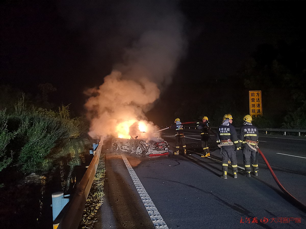 德国汽车|高速路上，奔驰敞篷跑车追尾小货车起火，烧成“骨架”