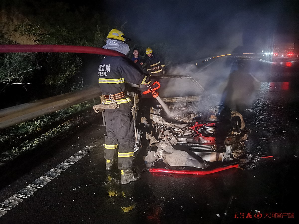 德国汽车|高速路上，奔驰敞篷跑车追尾小货车起火，烧成“骨架”