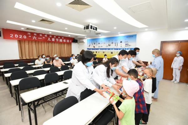 河南省癌症基金会为河南省肿瘤医院患儿捐赠图书