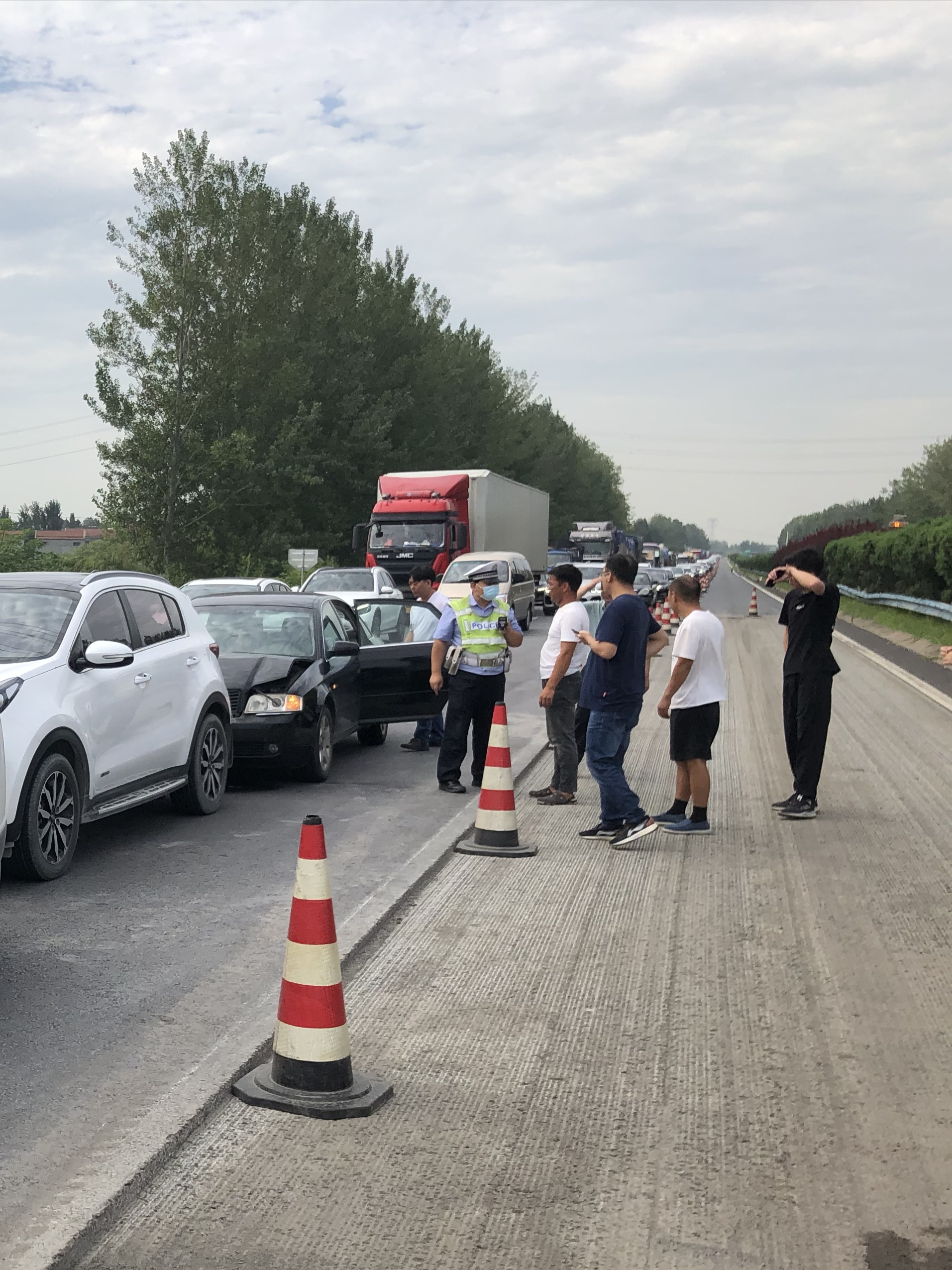 交通|看见施工区还不减速 追尾前车后悔不已