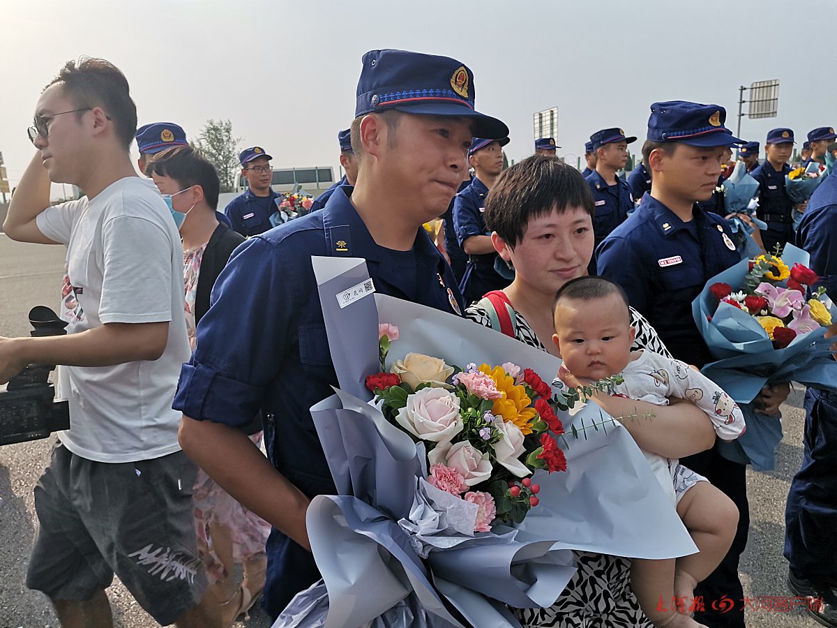 抗洪抢险|洛阳111名援皖抗洪抢险勇士归来，妻子怀抱4个月宝宝迎接