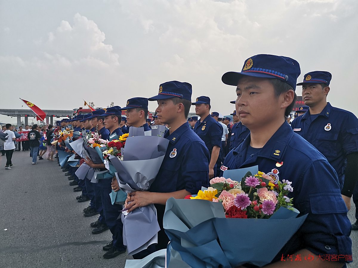 抗洪抢险|洛阳111名援皖抗洪抢险勇士归来，妻子怀抱4个月宝宝迎接