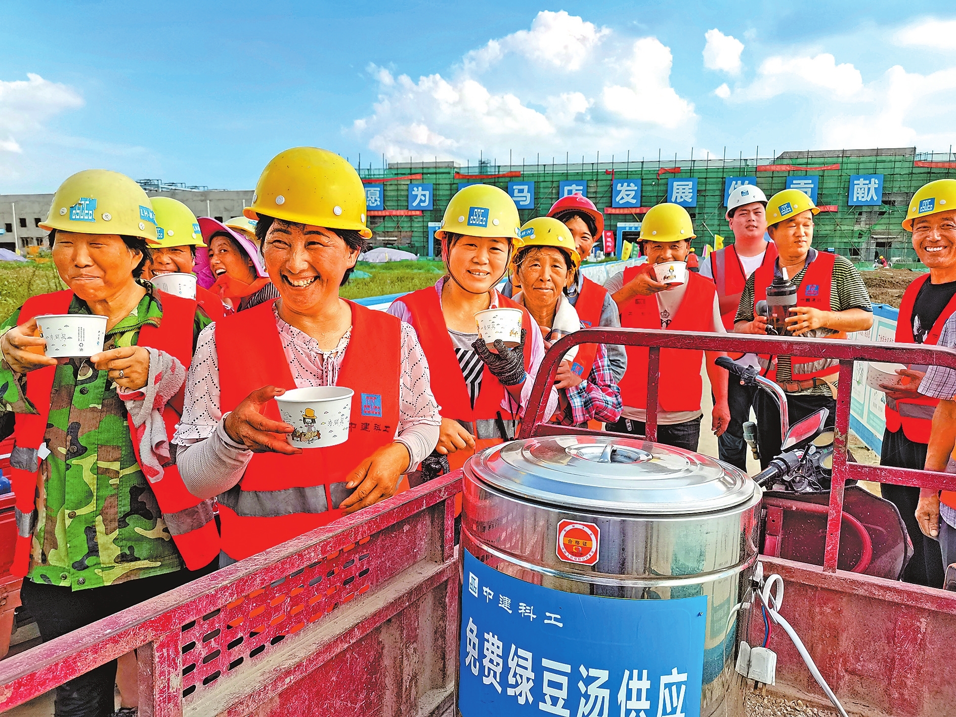 17日,光山县横跨官渡河的龙山大桥施工现场,架桥工人们正冒着高温施工