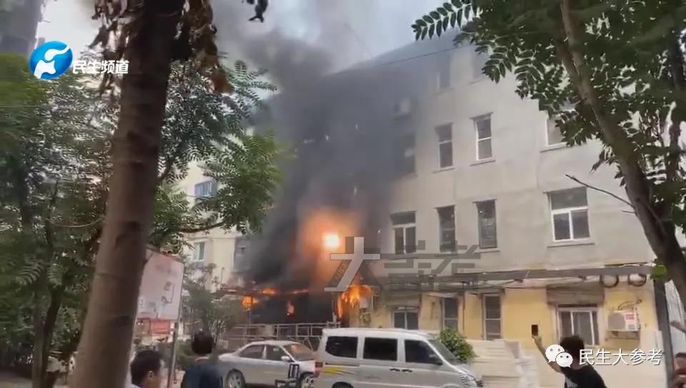 民生|郑州一小区居民楼起火，救援人员赶到时消防通道却被堵……