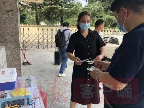 爱心|郑州公交“爱心小卖铺” 为城市添一美景