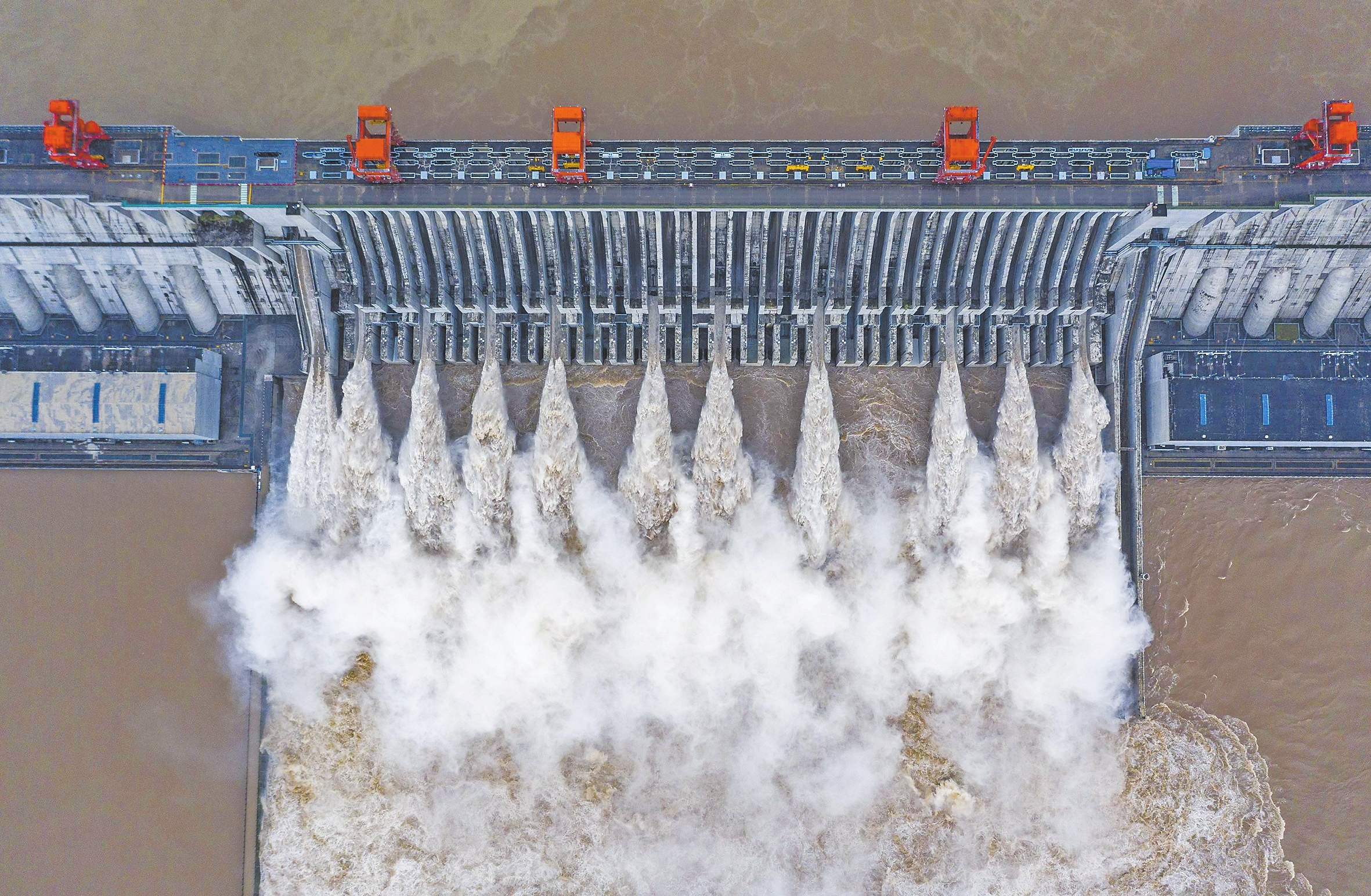 三峡水利枢纽迎战建库以来最大洪峰