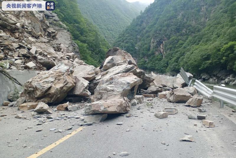 交通|陕西持续降雨致108国道周至段塌方，山体落石不断并有异响