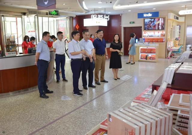 抗日战争|“纪念中国人民抗日战争暨世界反法西斯战争胜利75周年”主题书展和阅读活动在中原图书大厦举办