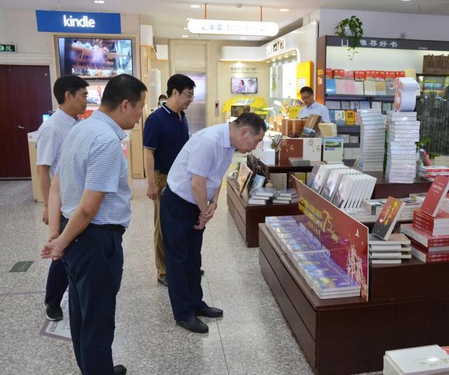 抗日战争|“纪念中国人民抗日战争暨世界反法西斯战争胜利75周年”主题书展和阅读活动在中原图书大厦举办