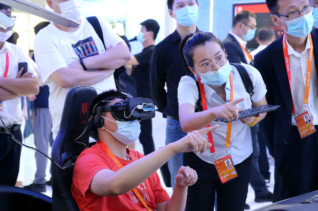 河南日报|金视界｜河南日报客户端“拍了拍你”，跟记者一起去服贸会“开开眼”