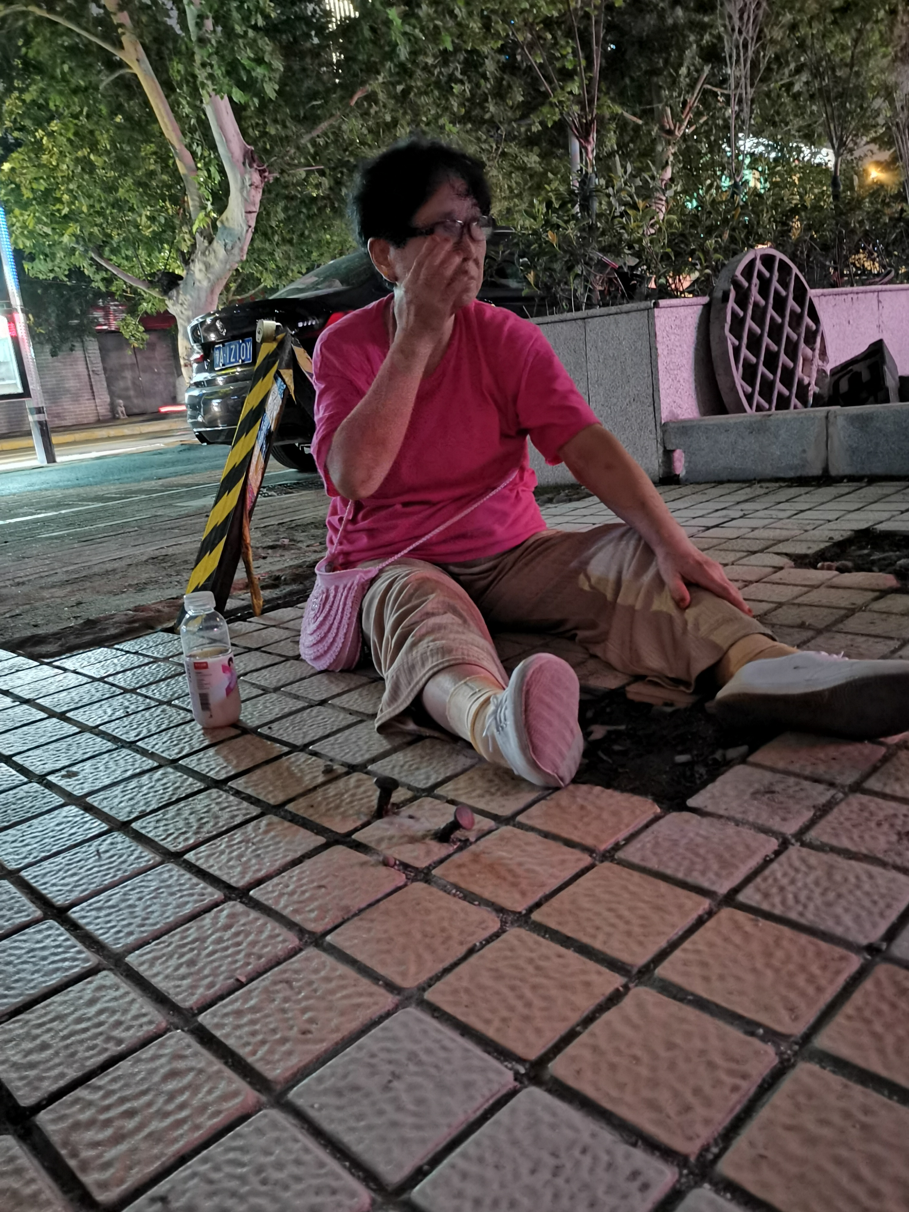 业委会|郑州69岁老太被地钉绊倒，牵出背后一场“广场争夺战”