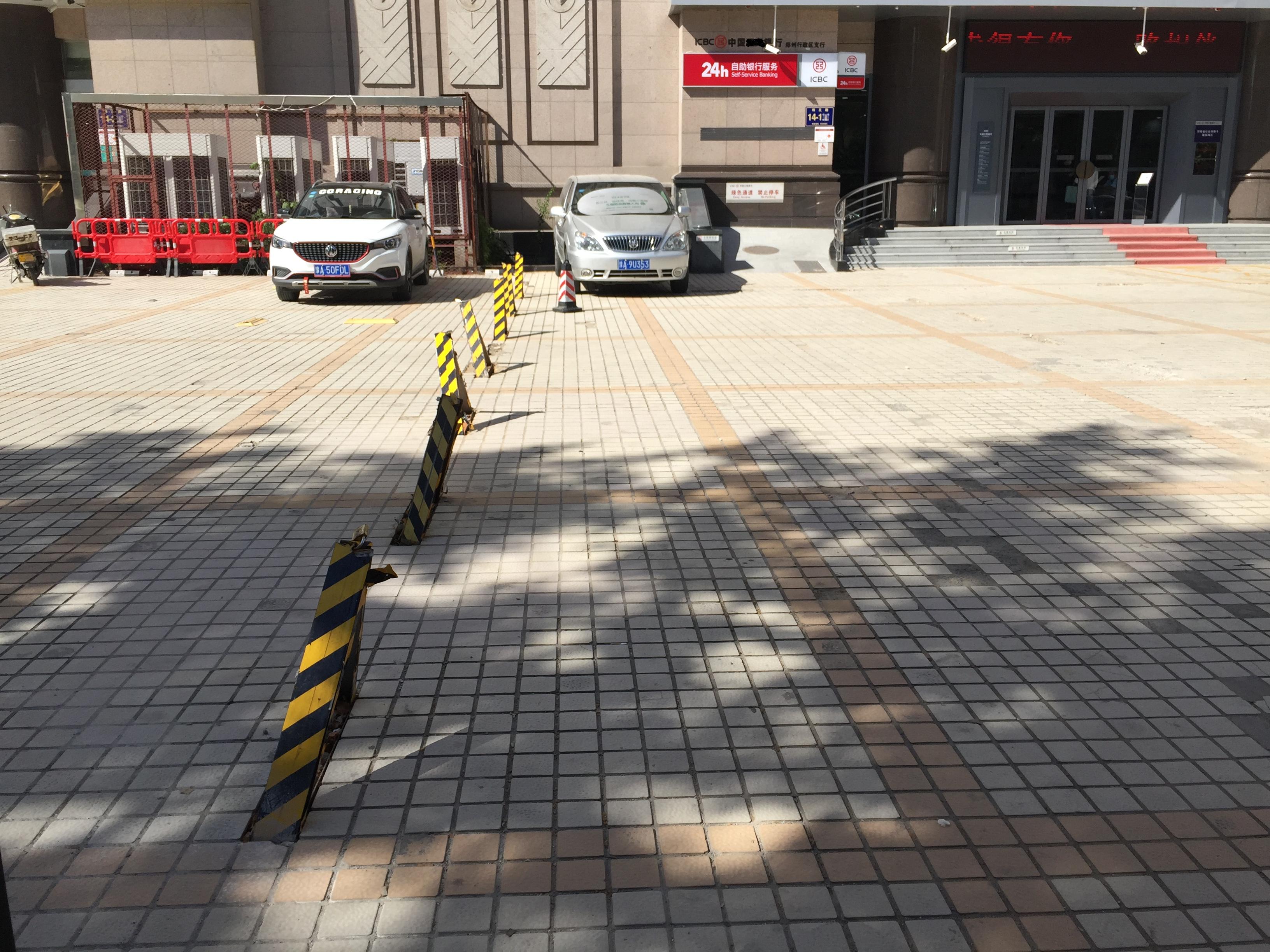 业委会|郑州69岁老太被地钉绊倒，牵出背后一场“广场争夺战”