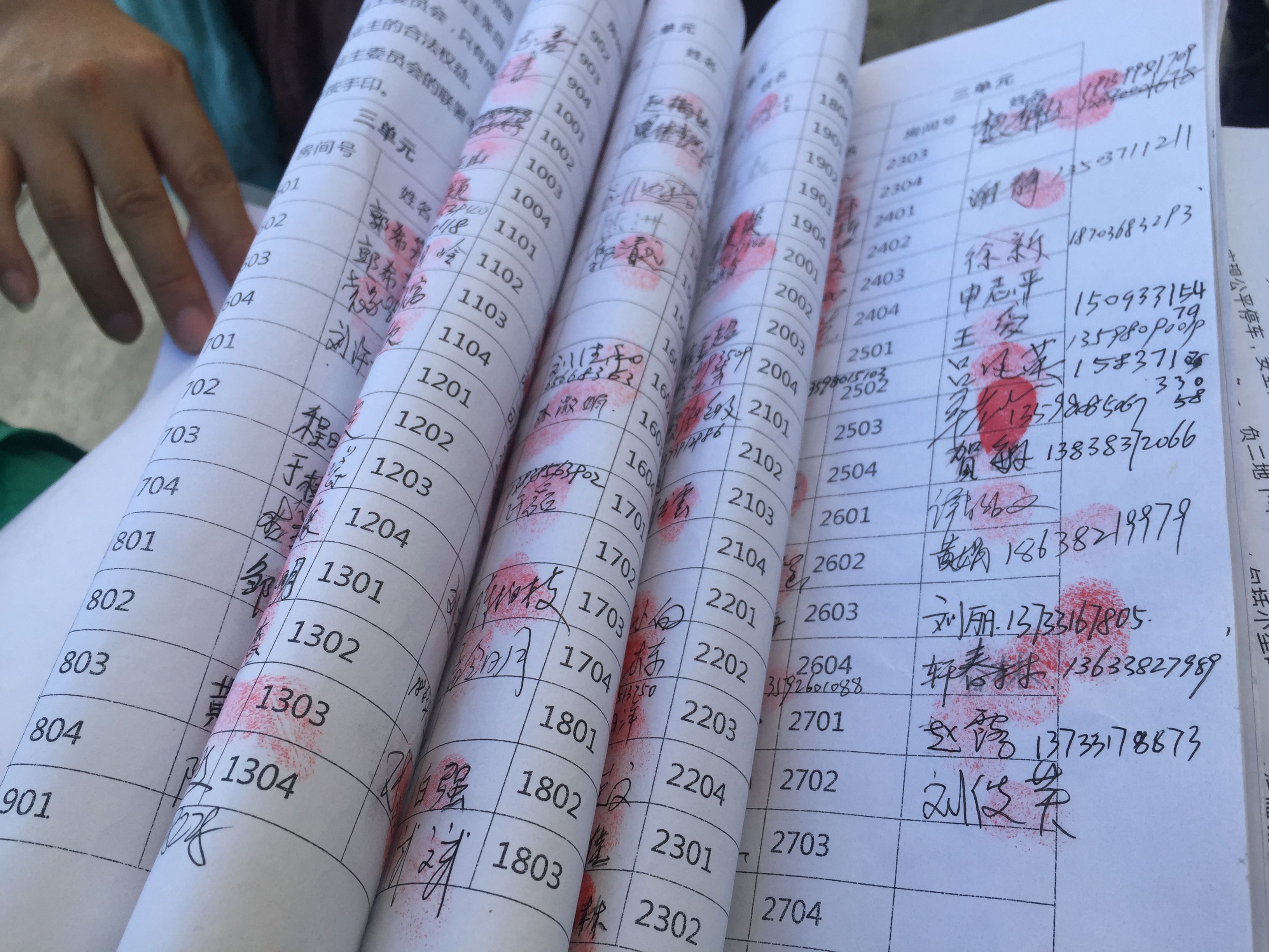 业委会|郑州69岁老太被地钉绊倒，牵出背后一场“广场争夺战”