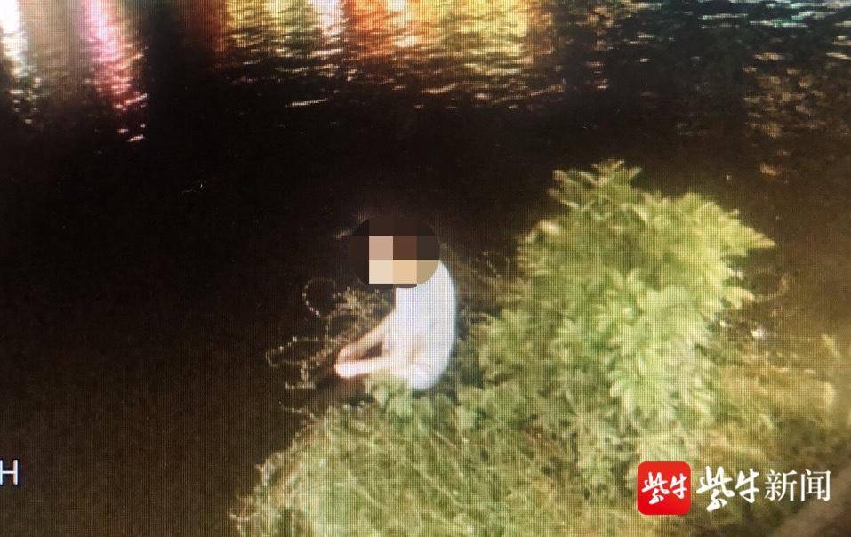 奇闻轶事|小伙工作不顺欲跳河轻生，民警和市民耐心劝说助其主动上岸