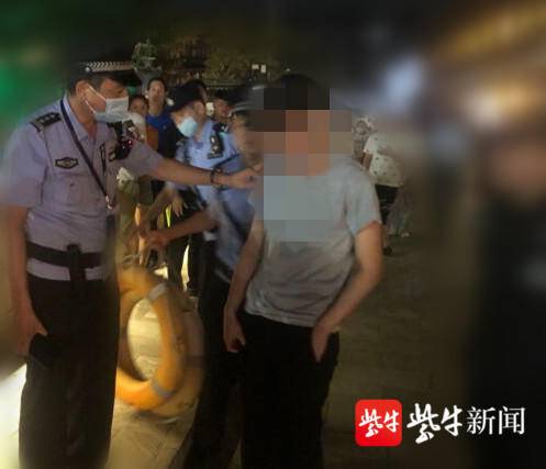 奇闻轶事|小伙工作不顺欲跳河轻生，民警和市民耐心劝说助其主动上岸
